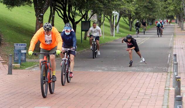 Nueva normalidad en Bogotá / Deportistas con tapabocas en parques de Bogotá