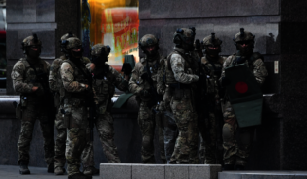 Hombre se atrinchera en banco de Kiev, Ucrania