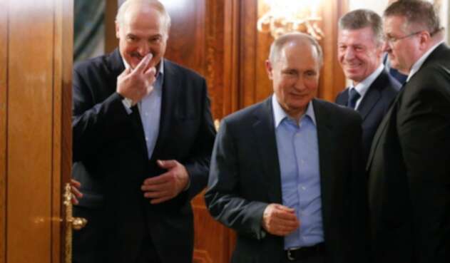 Alexandr Lukashenko junto a Vladimir Putin