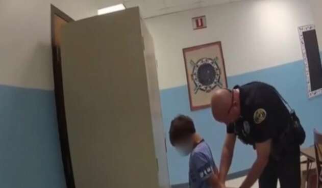 Indignación por video de policía arrestando a un niño discapacitado de ocho años