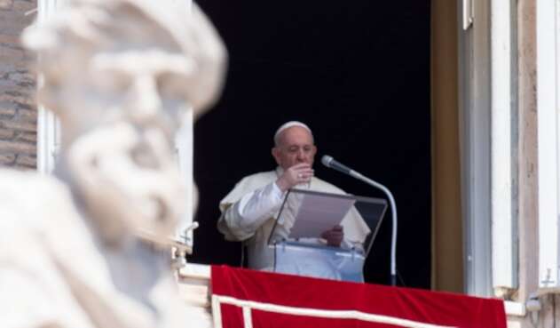 Papa Francisco dando su discurso en medio de pandemia