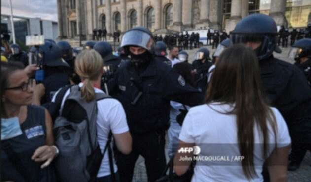 Protestas en Europa por uso de mascarilla