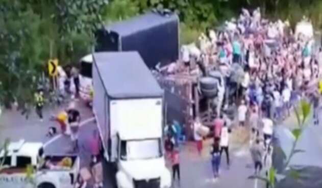 Camión saqueado en Antioquia