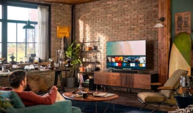 Hombre viendo televisión
