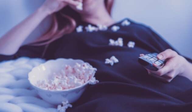 Mujer viendo televisión
