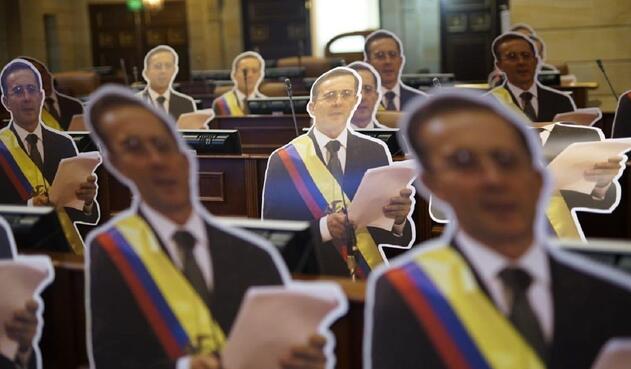 Muñecos de Uribe en la Cámara de Representantes