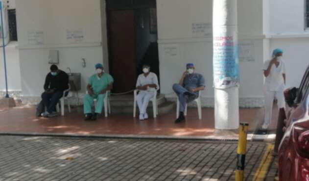 Están atados a cadenas en la entrada del centro medico