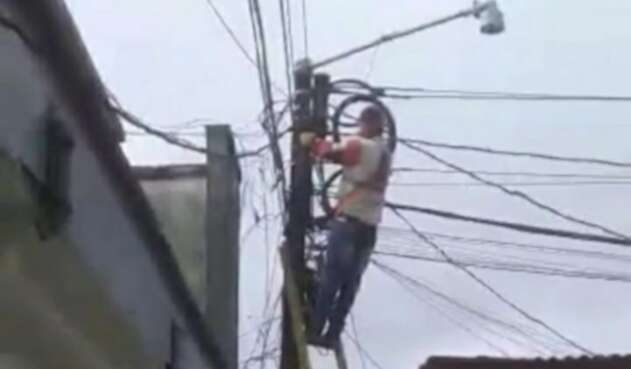 Momento de la suspensión del servicio de energía en la estación de Policía de Briceño.