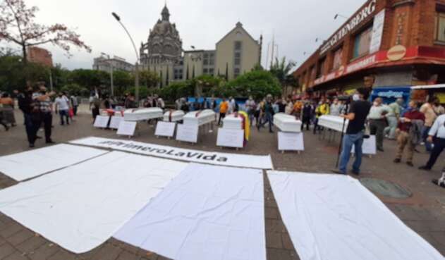 Entierro colectivo en la Plaza Botero en Medellín.