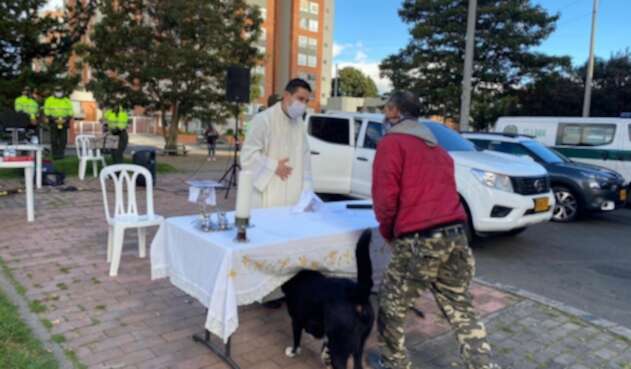 Misa en la calle y hacia las ventanas, modalidad en medio de la cuarentena