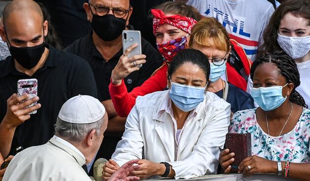 Papa Francisco se quitó el tapabocas