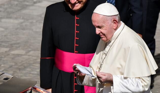 Papa Francisco con tapabocas