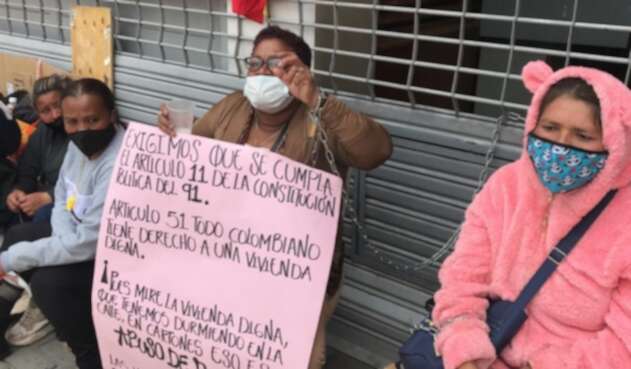 Víctimas del conflicto armado encadenadas en Minvivienda