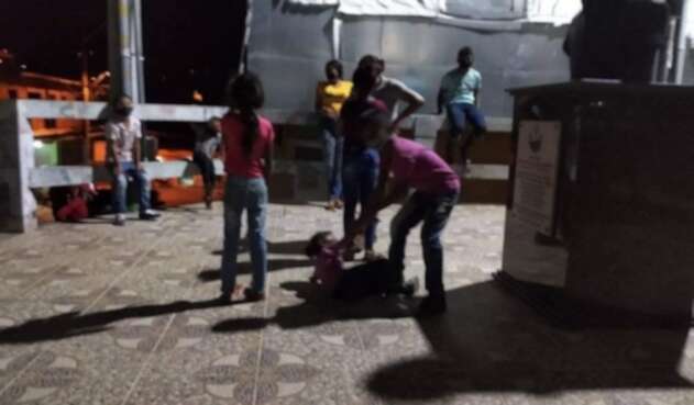 Entre las dieciséis familias desplazadas en Tarazá hay 27 niños.
