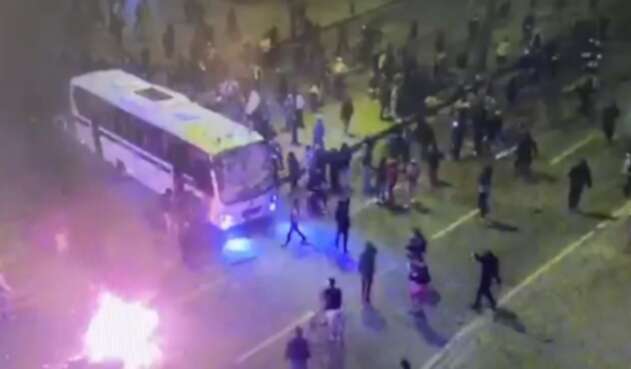 Bus de la policía quemado en Bosa