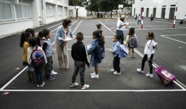 Regreso de niños a colegios en Francia