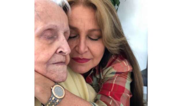 Daniela Romo junto a su madre