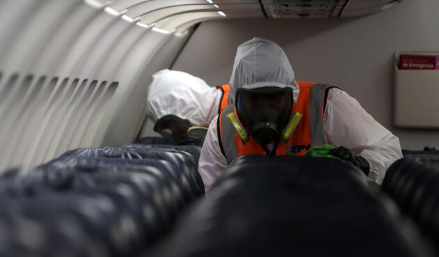Desinfección de avión de Latam