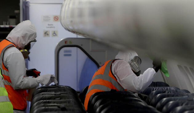 Desinfección de avión de Latam