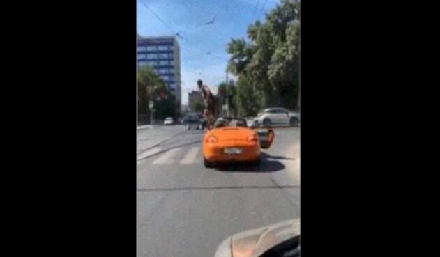 Dueño de lujoso carro recibe su merecido tras bloquear el paso de cera