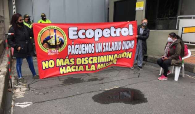 Señoras del aseo y los tinto de Ecopetrol ganan menos de un salario mínimo.