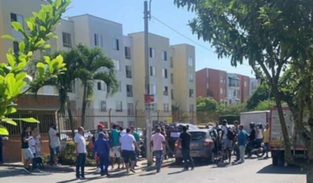 Una de las mujeres perdió la vida, mientras el bebé y la otra mujer resultaron lesionados, siendo trasladados a un centro asistencial.