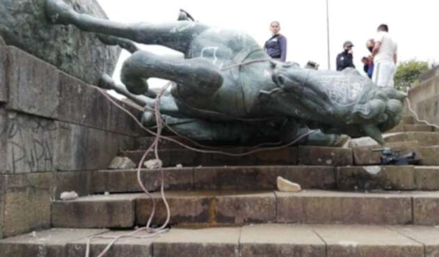 Estatua derribada