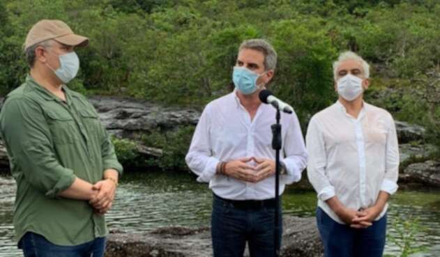 Nuevo ministro de Ambiente, Carlos Correa (centro)