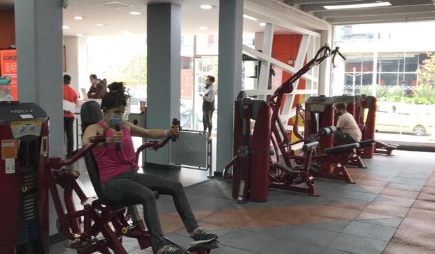 Los ciudadanos deben usar tapabocas durante su entrenamiento.