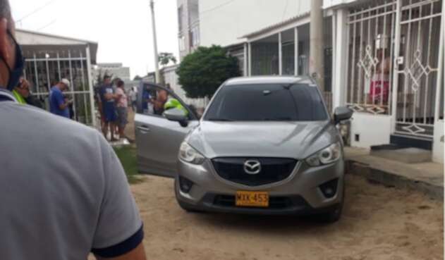 La víctima recibió los disparos en su vehículo.