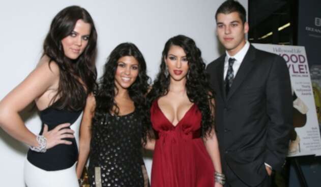 Khloe, Kourtney, Kimberly y Robert Kardashian en el estreno de Keeping up with the Kardashians, en 2007 Khloe, Kourtney, Kimberly y Robert Kardashian en el estreno de Keeping up with the Kardashians, en 2007