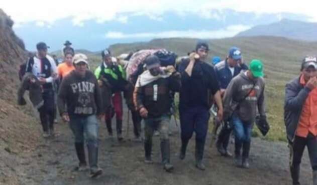 Los amigos de Andrés Parra intentando salvar su vida tras accidentarse con una motosierra. Los amigos de Andrés Parra intentando salvar su vida tras accidentarse con una motosierra.