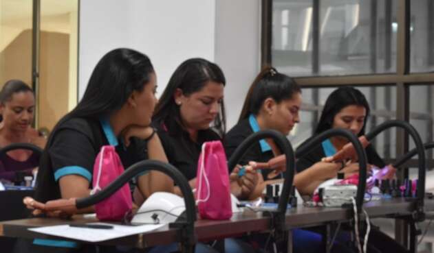 Mujeres aprenden técnicas de manicure