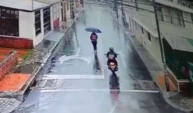 Hombre manosea a mujer en Bogotá