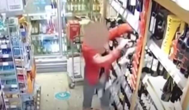 Mujer destroza una tienda porque le piden respetar normas de bioseguridad