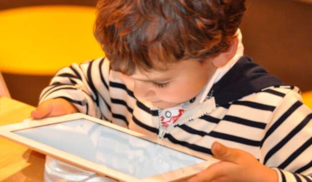 Niño usando una tablet