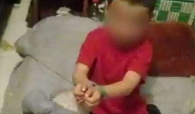 Niños era amarrado por su madre
