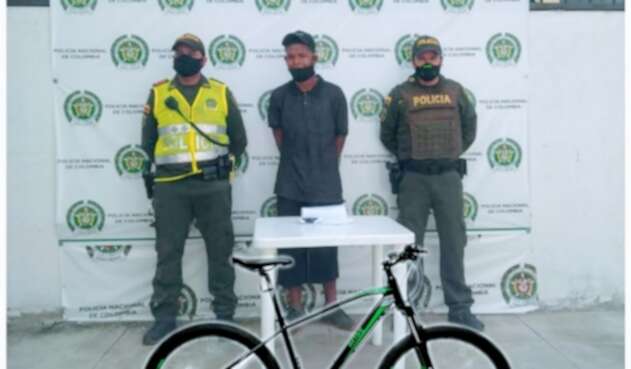 El hombre intentó evadir la justicia con identificación falsa