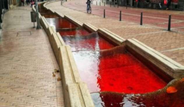 Tiñen de rojo el eje ambiental de Bogotá como protesta a las masacres