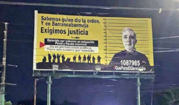 La ubicación de la valla fue estratégica porque está cerca de la zona comercial.