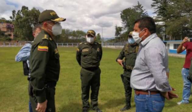 El General Vargas y el Alcalde de Buesaco dialogan previo a Consejo de Seguridad.