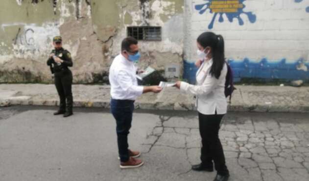 Entrega de volantes en el suroccidente de Medellín.