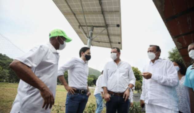 Minminas entrega paneles solares en Urumita.