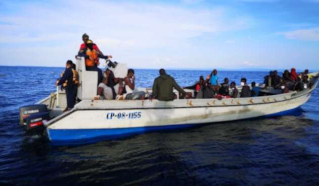 Momento del rescate de los migrantes en el Golfo de Urabá.