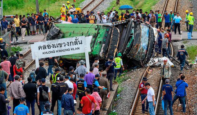 18 muertos tras choque de un tren y un autobús en Bangkok 18 muertos tras choque de un tren y un autobús en Bangkok