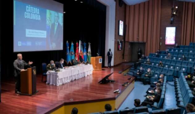 Duque con estudiantes