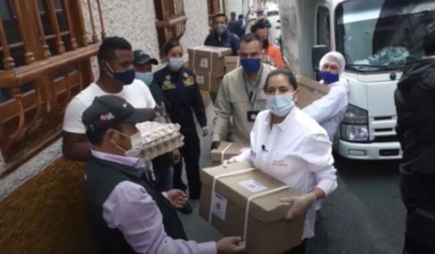 Primera Dama entregando mercados