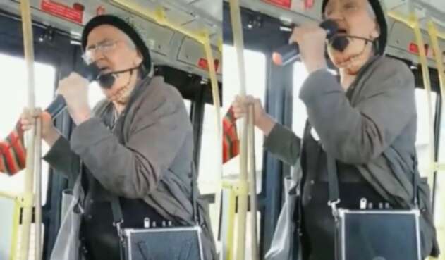 ‘Abuelita rapera’ se hace viral por sus rimas en Transmilenio