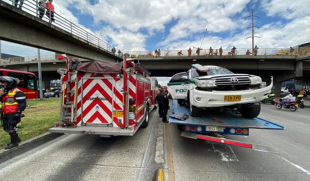 Accidente de carro de la Policía contra Transmilenio