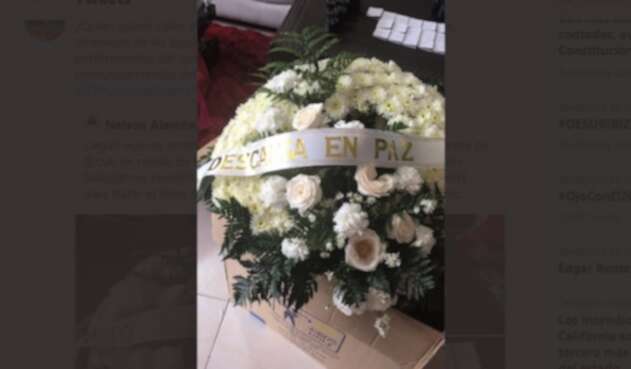 Directivos de Fecode recibieron esta corona de flores en señal de amenaza